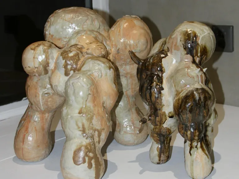 Artwork: Anna Harström, Liten grupp skulpturer (stoneware)